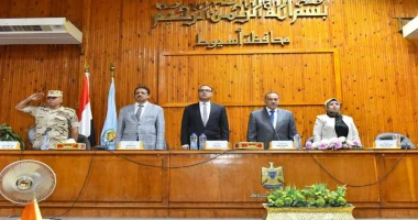 أسيوط سيد زعزوع محافظ أسيوط فى المجلس التنفيذى : الإسراع بتنفيذ الخطة الإستثمارية وتقنين أراضى أملاك الدولة ترأس اللواء دكتور هشام أبو النصر محافظ