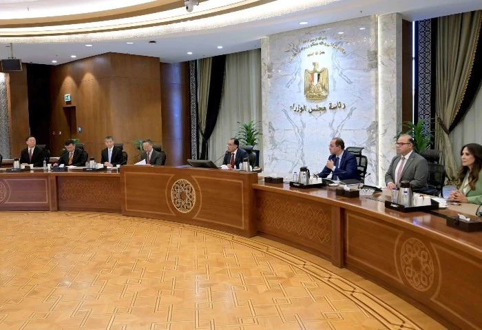 رئيس الوزراء: مصر أول دولة بأفريقيا تدخل سوق الأوراق المالية الصيني أعرب الدكتور مصطفي مدبولي رئيس الوزراء، عن تطلعه لزيادة استثمارات الشركات الصينية