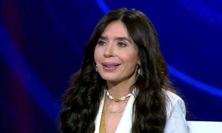 دينا: اتجوزت 9 مرات ومش عارفة هكمل ل كامأجابت الفنانة والراقصة دينا على استفسار أحد متابعيها حول عدد زيجاتها، موضحة أنها أحيانا لا تتذكر العدد بسبب تعددها.ونشرت عبر صفحتها الرسمية 