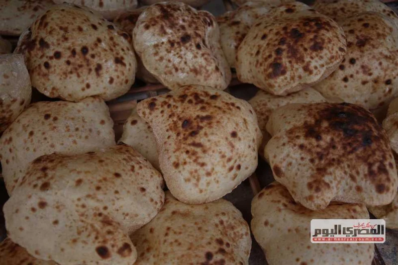 شعبة المخابز: ارتفاع أسعار العيش الحر والسياحي خلال يومين كشف عبدالله غراب، رئيس شعبة المخابز، أنه لا زيادة على الإطلاق في سعر رغيف الخبز البلدي