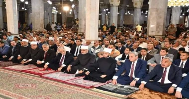 كتبمحمود شتا وزير الأوقاف ومحافظ الغربية ومفتي الجمهورية وشيخ مشايخ الطرق الصوفية . يشهدون صلاة الجمعة بالمسجد الأحمدي بطنطا احتفالا بالعيد القومي للمحافظة شهد الأستاذ الدكتور أسام