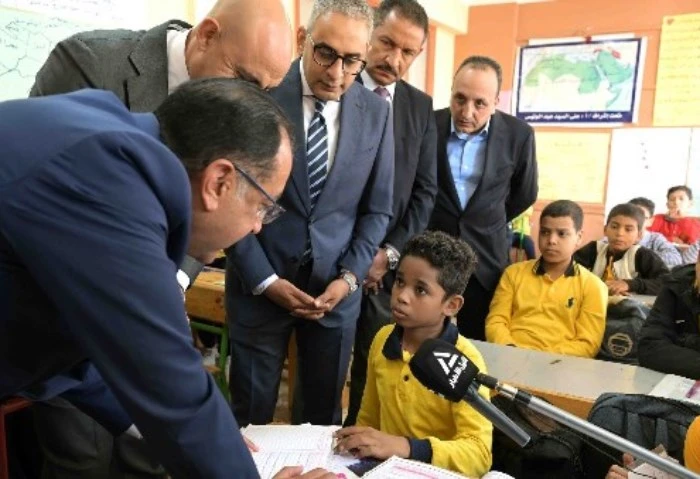 رئيس الوزراء يتابع انتظام سير الدراسة بمدرسة الندى للتعليم الأساسي خلال جولته التفقدية اليوم بمدارس كرداسة بمحافظة الجيزة، ترجل الدكتور مصطفى مدبولي، رئيس مجلس الوزراء، في شوارع ال