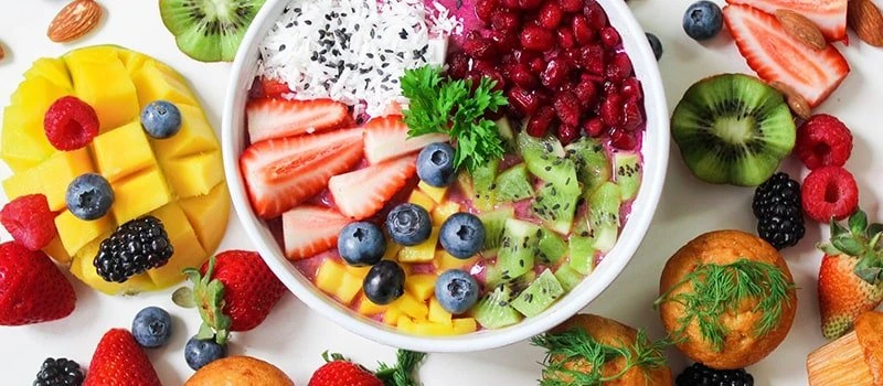 فوائد الغذاء الصحي.. ما اهمية تناول الغذاء الصحي؟الغذاء الصحي له الكثير من الفوائد على الصحة العامة لجسم الإنسان، ويمكن تعريف الغذاء الصحي بأنه الغذاء الذي يحتوي على كمية كبيرة من