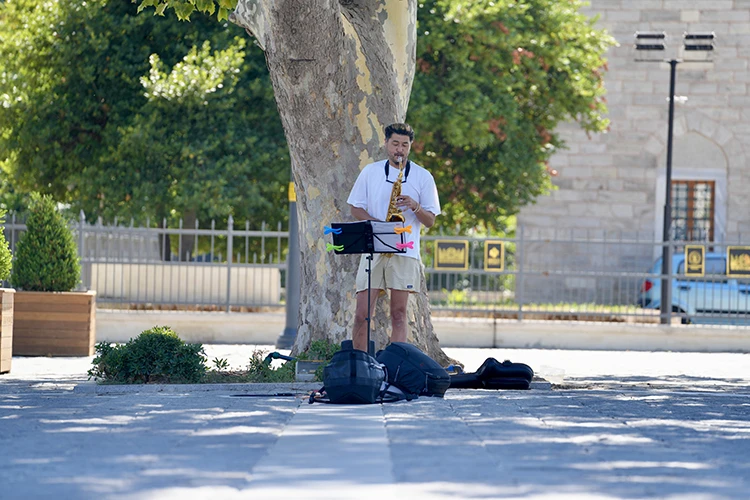 بتاريخ السبت 28 سبتمبر 2024كل صباح، يطلق الياباني توشيا تشيبا، العنان لمعزوفاته على آلة الساكسفون في ميدان بيازيد الشهير وسط مدينة إسطنبول، ويطرب مسامع المارة بأدائه المميز.رحلة تش