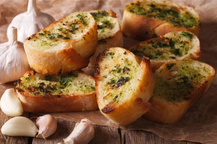 طريقة عمل خبز الثوم والزبدة.. وصفة شهية وسهلة التحضيريعتبر خبز الثوم والزبدة من الأطباق الجانبية الشهية التي تضيف لمسة مميزة إلى أي وجبة. يتميز هذا