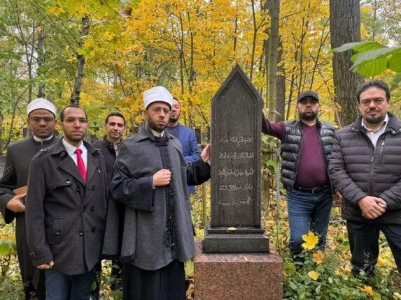 وزير الأوقاف يزور ضريح الشيخ محمد عياد الطنطاوي في روسيا: كان نموذجا مصريا عبقرياوزير الأوقاف أمام ضريح الشيخ محمد عياد الطنطاويزار الدكتور أسامة