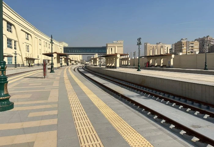 كل ما تريد معرفته عن محطة قطارات صعيد مصر قبل افتتاحها في بشتيل (صور) تشهد محطة قطارات صعيد مصر في منطقة بشتيل بالجيزة استعدادات مكثفة تمهيدا لافتتاحها يوم السبت المقبل.تعتبر هذه ا