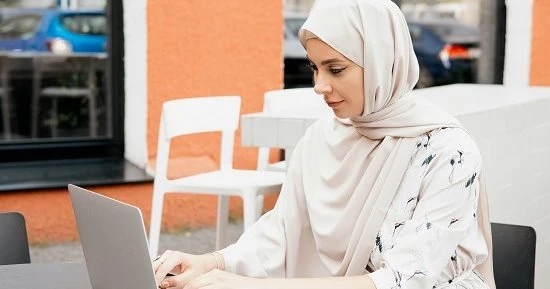 تعلم اللغة العربية من الأولويات التي يجب على كل أسرة العمل عليها مع أطفالهم مع اتباع طرق بسيطة حتى يتعلم الطفل اللغة بطريقة سهلة وبسيطة ويفضل التحدث بها طوال الوقت، ولكن يمارس بعض 