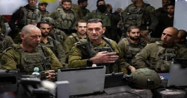 متابعة سيد زعزوع صحيفة هآرتس: حماس كانت قريبة من اغتيال هليفي! حماس تمكنت من استهداف منزل بعد وقت قصير فقط من مغادرة رئيس أركان الجيش هرتسي هاليفي له في شمال قطاع غزة. قذيفة مضادة 