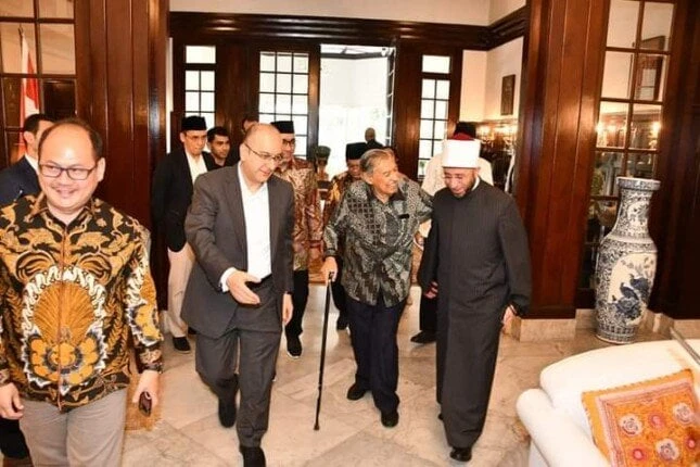 وزير الأوقاف يصل إندونيسيا لحضور حفل تنصيب الرئيس الإندونيسي (صور)استقبل السفير ياسر الشيمي، سفير جمهورية مصر العربية بدولة إندونيسيا، الدكتور أسامة الأزهري، وزير الأوقاف، والذي وص