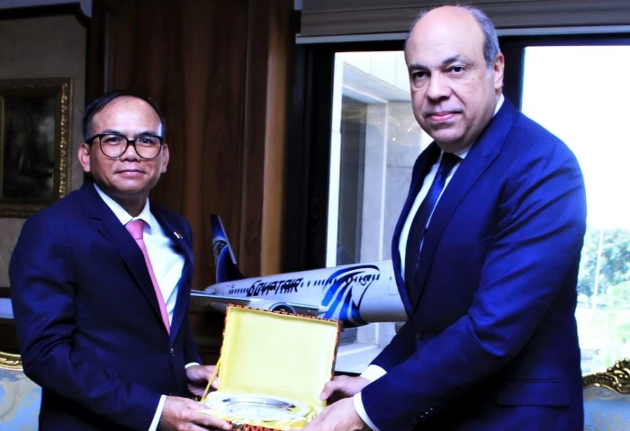 توقيع اتفاقية نقل جوي بين مصر وكمبوديا لتعزيز التبادل التجاري التقى الدكتور سامح الحفني، وزير الطيران المدني، بمقر ديوان عام الوزارة بالسفير أوك سارون، سفير مملكة كمبوديا لدى جمهور