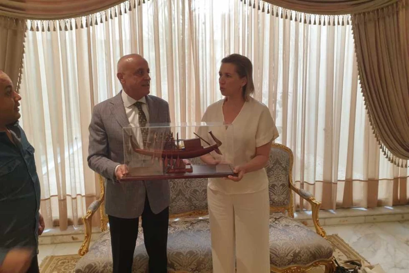 دعاها لتكرار الزيارة.. ماذا أهدى محافظ الأقصر رئيسة وزراء الدنمارك قبل مغادرتها؟ دعا المهندس عبدالمطلب عمارة محافظ الأقصر فريدريكسن رئيسة وزراء دولة الدنمارك اليوم لزيارة الأقصر مر