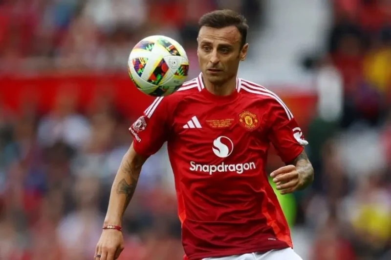 برباتوف: لاعبو مانشستر يونايتد يجب أن يخجلوا من جوني إيفانز انتقد البلغاري ديميتار برباتوف، أحد نجوم مانشستر يونايتد السابقين، نجوم الفريق الحاليين بسبب الأداء المتواضع الذي قدموه