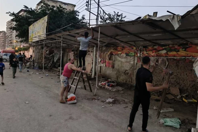 بسبب شكاوى من ارتفاع أسعاره.. محافظ الدقهلية يغلق منفذ خضار وفاكهة بالمنصورة كلف اللواء مرزوق، محافظ الدقهلية، اليوم الثلاثاء، أحمد عبدالعظيم، رئيس حي غرب المنصورة، بإلغاء ترخيص وإ