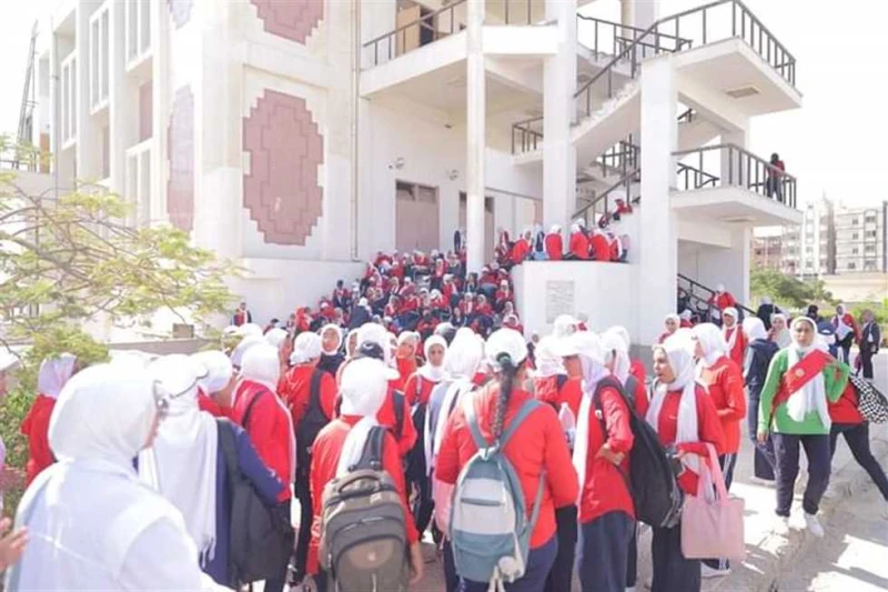 إقبال كبير على حملة تبرع بالدم بجامعة السويس من الطلاب لمصابي حادث الجلالة تفقد الدكتور أشرف حنيجل رئيس جامعة السويس الحملة التي تم تنظيمها للتبرع بالدم لصالح المصابين بحادث أتوبيس