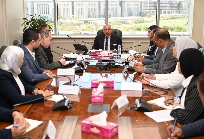 كامل الوزير: توطين صناعة الأبواب المصفحة المقاومة للرصاص في مصر قريبا عقد الفريق مهندس كامل الوزير، نائب رئيس مجلس الوزراء للتنمية الصناعية وزير الصناعة والنقل، لقاء مع المهندس عبد