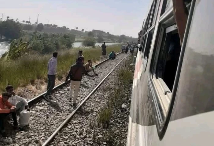 عودة حركة قطارات الصعيد تدريجيا بعد توقفها بسبب دهس طفلين بالعياط عادت حركة قطارات السكة الحديد على خط الصعيد، بشكل تدريجي، بعد توقفها بسبب احتجاج