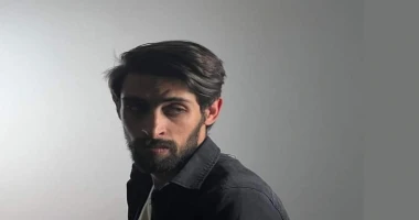 كتبت: سميرة نوح. الفنان انكشس يجمع بين موسيقى الأوركسترا والموسيقى الإلكترونية في في عالم يتسم بالتسارع والتطور المستمر، تتجاوز الفنون حدودها