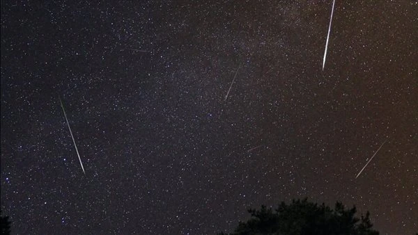 كرات النار تتساقط .. الليلة شهب الجباريات تمطر سماء مصرتشهد مصر اليوم ليلة ساحرة وحدثا فلكيا فريدا مع زخة شهب الجباريات، والتي تعد واحدة من أروع الزخات الشهابية، ويتوقع أن يصل عدد 