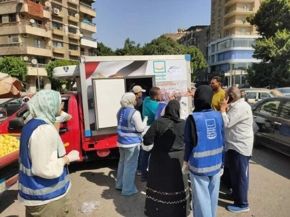 اللحمة ب 185 جنيها.. أسعار السلع والمنتجات ب سيارات حياة كريمة في القاهرةأتاحت مؤسسة حياة كريمة، منافذ متحركة لتوزيع اللحوم بأسعار مخفضة للمواطنين، والتي لاقت استحسانا كبيرا من قبل