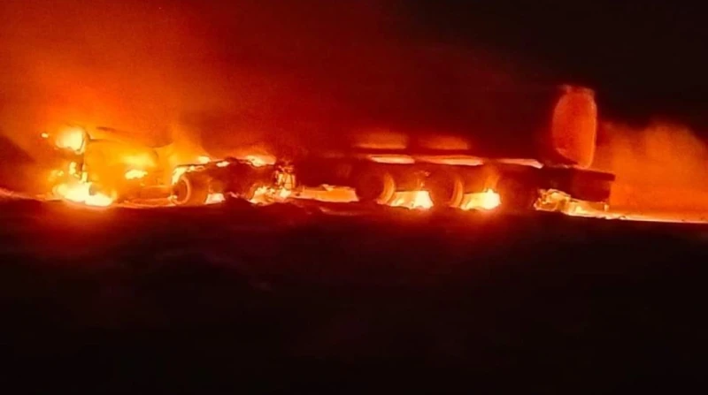 إصابة شخص بحروق في حادث اشتعال النيران بسيارتين بالغردقة أصيب شخص بحروق من الدرجة الأولى، في حادث اشتعال النيران في سيارتين بطريق الغردقة رأس غارب.وقال مصدر في تصريحات خاصة ل افاق 