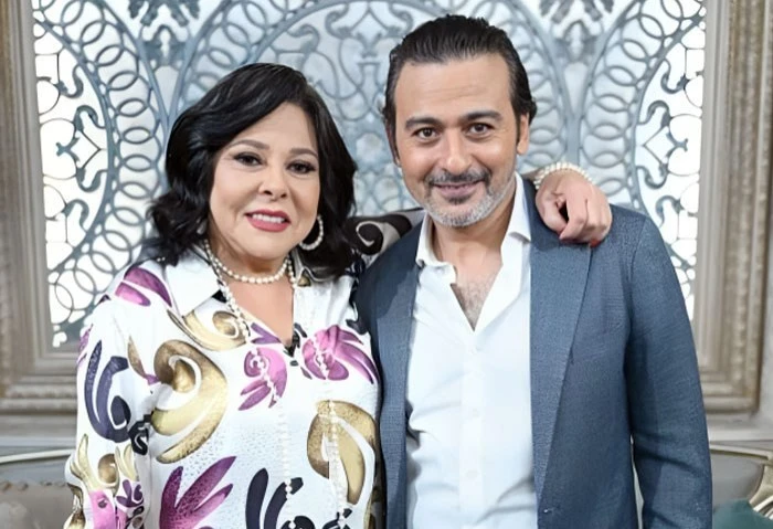 أحمد عزمي يكشف كواليس مناشدته لالمتحدة للإعلام للمشاركة في عمل فني استضافت الفنانة إسعاد يونس في برنامجها صاحبة السعادة على قناة دي إم سي ، الفنان