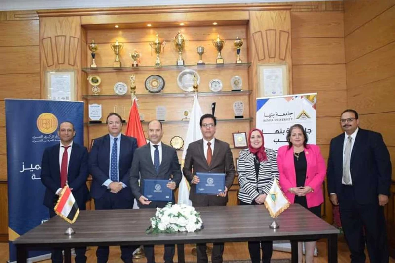 لتدريب الطلاب والخريجين.. بروتوكول تعاون بين جامعة بنها والمعهد المصرفي المصري وقع الدكتور ناصر الجيزاوى رئيس جامعة بنها، والدكتور عبدالعزيز نصير المدير التنفيذي للمعهد المصرفي الم