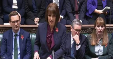 كتب أيمن بحر أعلنت وزيرة المالية البريطانية راشيل ريفز، الأربعاء عن زيادة ضريبية بقيمة 40 مليار جنيه إسترلينى (52 مليار دولار) خلال تقديم الميزانية الأولى لحكومة العمال الجديدة مشي