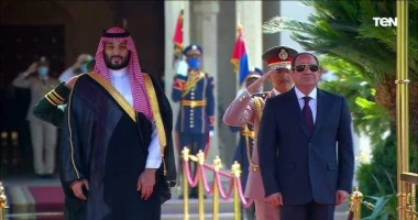 الرئيس السيسى يستقبل ولى العهد السعودي بمطار القاهرة الدولي متابعة : وائل عباس استقبل السيد الرئيس عبد الفتاح السيسي ، اليوم بمطار القاهرة الدولي ،