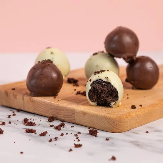 طريقة عمل ترافلز الأوريو بمكونات وخطوات سهلةتعتبر ترافلز الأوريو الحلويات اللذيذة والسريعة التحضير، وهي مثالية لمحبي بسكويت الأوريو. تتميز بسهولة التحضير ومذاقها الرائع. في هذا الم