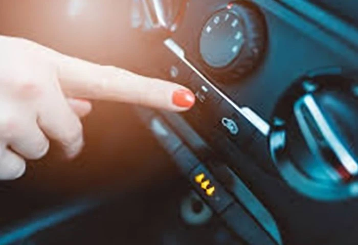 اعرف أخطر زر في السيارة لتجنب الضغط عليه في عالم السيارات الحديثة، قد تكون الأزرار المختلفة على لوحة القيادة مغرية للضغط عليها، لكن هناك زر واحد يحذر