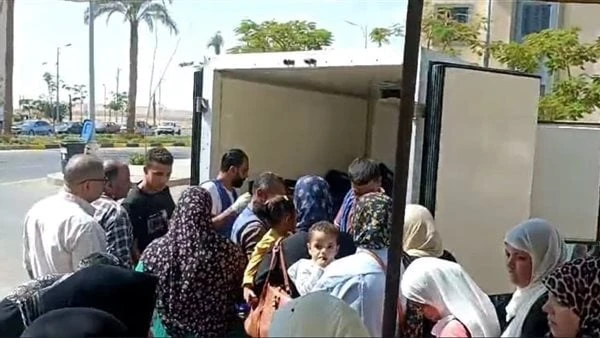 إقبال كبير من المواطنين بحدائق العاصمة علي مبادرة حياة كريمة شهد قطاع المجتمعات العمرانية بمؤسسة حياة كريمه بمدينة حدائق العاصمه اليوم الاربعاء، إقبالا كبير من جانب الأهالي، لشراء