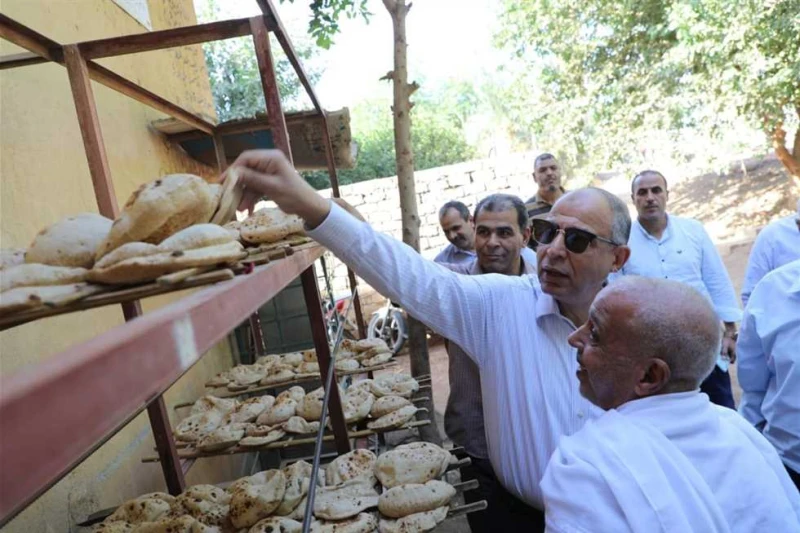 الحبس سنة وغرامة 50 ألف جنيه.. رئيس الشعبة بالمنيا يحذر أصحاب المخابز السياحية من زيادة الأسعار حذر عبدالرحمن عمر، رئيس شعبة المخابز بالغرفة التجارية بالمنيا، وعضو شعبة المخابز على