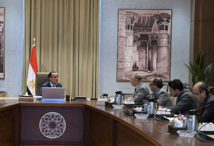 الحكومة: تخصيص أكثر من 40 ألف كم2 أراضي لتنفيذ مشروعات الطاقة الجديدة التقى الدكتور مصطفى مدبولي، رئيس مجلس الوزراء، اليوم، اللواء ناصر فوزي، رئيس المركز الوطني لتخطيط استخدامات أر