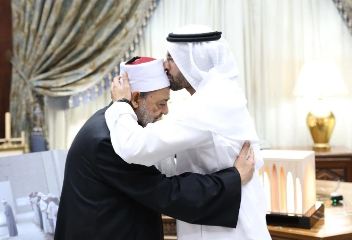 بقبلة في الرأس، شيخ الأزهر يستقبل محمد خليفة المبارك رئيس دائرة الثقافة بأبو ظبي استقبل فضيلة الإمام الأكبر أحمد الطيب، شيخ الأزهر الشريف، محمد خليفة