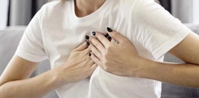 ترتفع معدلات الإصابة بالنوبة القلبية بين الشباب بمعدلات مثيرة للقلق، ويقول بعض أطباء القلب أن علامات النوبة القلبية يمكن أن تظهر قبل ساعات أو أيام أو