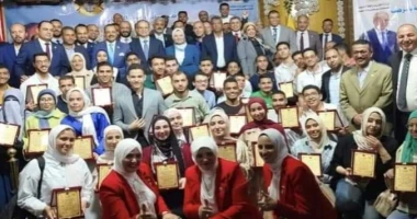 تكريم الطلبة المتفوقين لابناء العاملين بوزارة الكهرباء كتب محمدحامد انتهى منذ دقائق الحفل الكبير الذى اعدته النقابة العامة للمرافق للطلبة المتفوقين