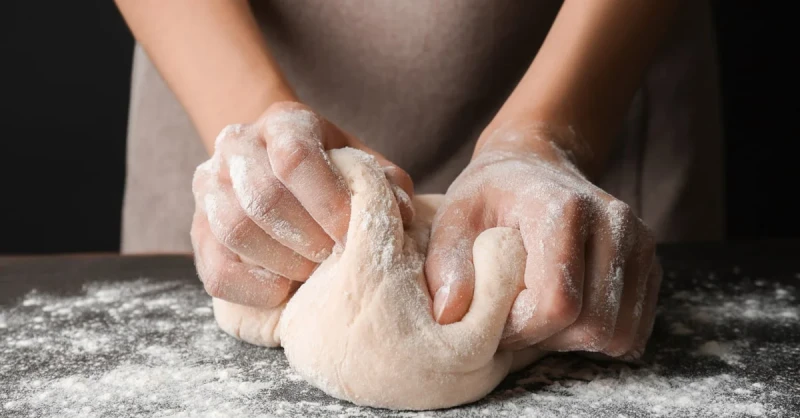 تفسير حلم العجين والخبز للحامل.. ما معنى العجين في المنام للحامل؟العجين يعتبر من الطعام الخام الذي له عدة طرق مختلفة للصناعة ويستخدم في المخبوزات المختلفة بأنواعها والفطائر والخبز 