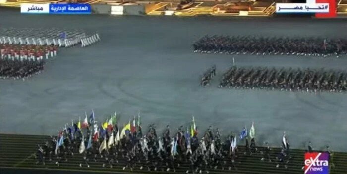 الرئيس السيسي يشهد مجموعات العرض العسكري وطبول الحربشهد الرئيس عبد الفتاح السيسي، مجموعات العرض العسكرى وموسيقى طبول الحرب وحملة الأعلام، خلال