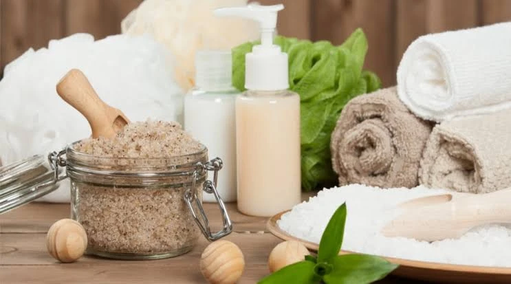 فوائد الجلوس في الماء الدافئ والملح لتقليل التوتر.. علاج طبيعى وبسيطالجلوس في الماء الدافئ الممزوج بالملح هو طريقة قديمة وفعالة لتخفيف التوتر