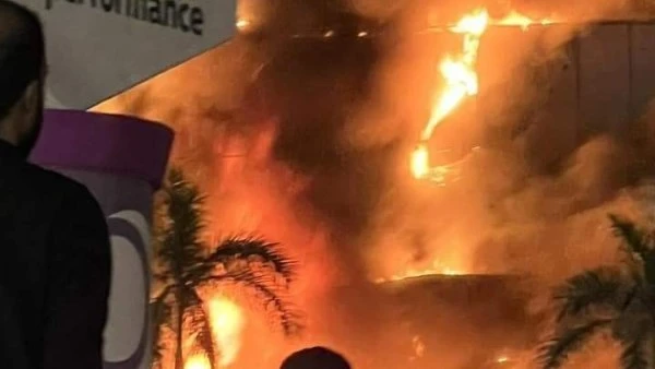 اندلاع حريق بمول وكافيه بشارع التسعين الجنوبي في التجمع الخامس نشب حريق داخل مول وكافيه مكون من 3 طوابق بشارع التسعين الجنوبي في التجمع الخامس، بجوار