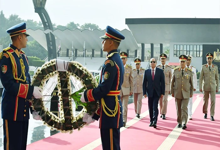 شاهد الرئيس السيسي يضع أكاليل الزهور على قبر الجندي المجهول فى ذكرى نصر أكتوبر في إطار احتفالات مصر والقوات المسلحة بالذكرى الحادية والخمسين لانتصارات أكتوبر المجيدة، قام الرئيس عب