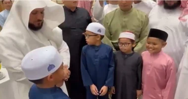 شاهد .. إمام الحرم المكي يقبل رأس طفل ماليزي يقلد صوته ويسأل الله له الصلاح وحفظ كتابه العزيزه في لفتة جميلة من فضيلة الدكتور ماهر بن حمد المعيقلي إمام وخطيب المسجد الحرام قبل رأس 