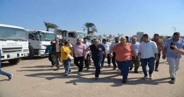 أسيوط سيد زعزوع محافظ أسيوط يشهد اصطفاف 130 قلاب ولودر من المراكز والاحياء للمشاركة في رفع المخلفات من منطقة سور الأزهر شهد اللواء دكتور هشام