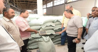 محافظ أسيوط يفاجئ مطاحن مصر الوسطى للتأكد من سلامة الأقماح وجودة الدقيق المنتج متابعةسيد زعزوع قام اللواء الدكتور هشام أبو النصر محافظ أسيوط، بجولة