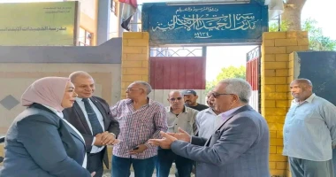 سكرتير عام محافظة قنا ووكيل وزارة التربية والتعليم بقنا يقومان بجولة مفاجئة لمدرسة الحميدات الابتدائية المشتركة قنا ممدوح السنبسى في ضوء تكليفات