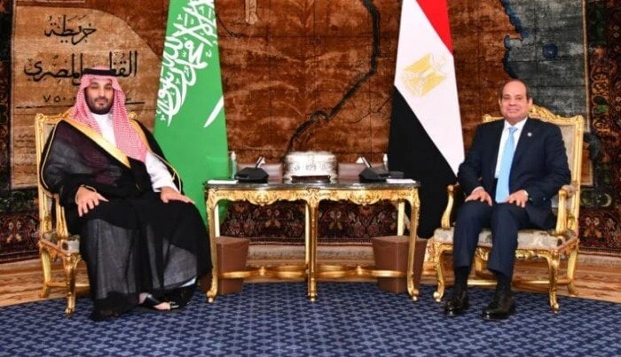 الرئيس السيسي يودع ولي العهد السعودي بعد زيارة رسمية إلى مصر السيسي وبن سلمانقالت وكالة الأنباء السعودية واس، إن ولي العهد السعودي، الأمير محمد بن