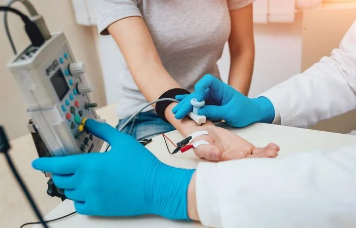 ما هي متلازمة غيلان باريه؟ تعد متلازمة غيلان باريه مرضا مناعيا ذاتيا نادرا، الذي يهاجم فيه جهاز المناعة الأعصاب المحيطية. يؤدي ذلك إلى أعراض تتمثل بالخدر والوخز وضعف العضلات الذي ق