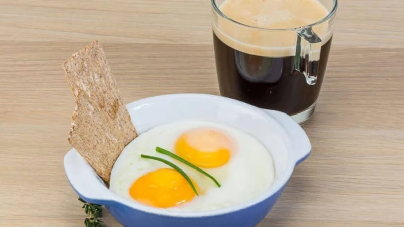 خطر شرب القهوة أو الشاي مع البيض على الجهاز الهضمىحذر خبراء تغذية من تناول البيض مع القهوة أو الشاي في الوقت نفسه، بسبب التأثير السلبي على الجهاز الهضمى، والمشاكل الصحية التي يحدثه
