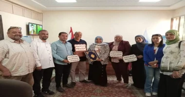 أعضاء أقسام الموهوبين بقنا يقدمون التهنئة للدكتوره منال عبد الوهاب قنا ممدوح السنبسى فى جو من الود والالفة والمحبة قدم ممثلين من أعضاء أقسام الموهوبين والتعلم الذكي بالادارات التعل